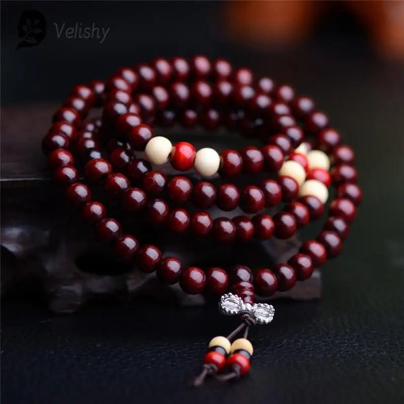 Au-delà de sa fonction spirituelle, ce Tasbih - 108 perles se distingue par son esthétique intemporelle. Il peut être porté comme un accessoire élégant ou conservé précieusement dans un espace sacré de votre foyer