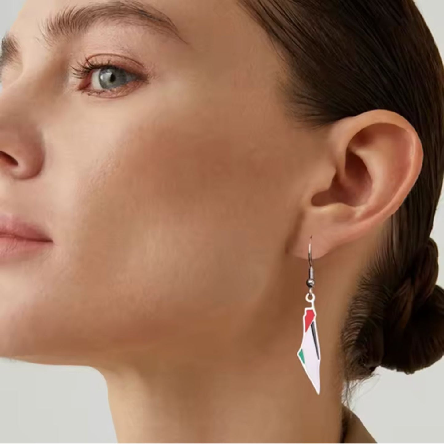Les boucles d'oreille palestine portées!