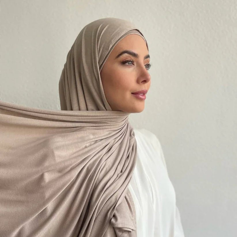 Le khimar jersey ne requiet aucun effort. Il suffit juste de le mettre comme vous le souhaitez et il tiendra pendant toute votre journée