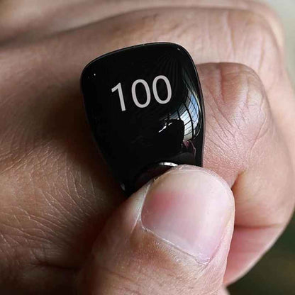 Avec notre e-tasbih, perdre le fil de vos glorifications appartient au passé. Son écran tactile intelligent affiche clairement le nombre exact de vos tasbih, takbir et tahlil.