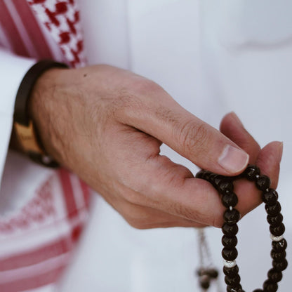 Notre Tasbih - 33 perles allie la sagesse ancestrale à une esthétique épurée qui s'intègre parfaitement à votre vie moderne