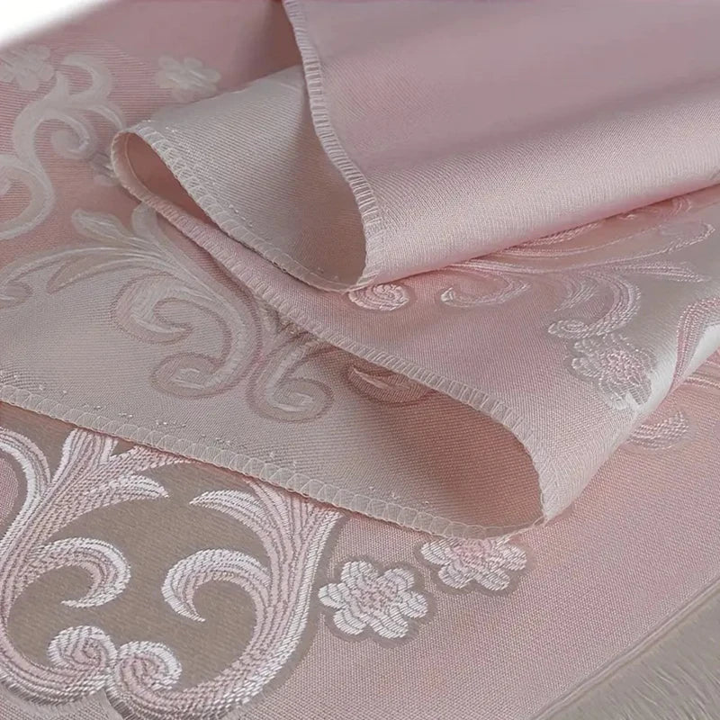Admirez la magnifique matière du coffret tapis de priere rose