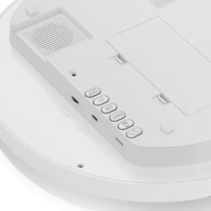 L'horloge Adhan diffuse l’Adhan automatiquement, comme un doux rappel venu de la mosquée, vous indique la température, affiche la date Hijri et Grégorienne et vous montre le sense de la Quibla sans effort