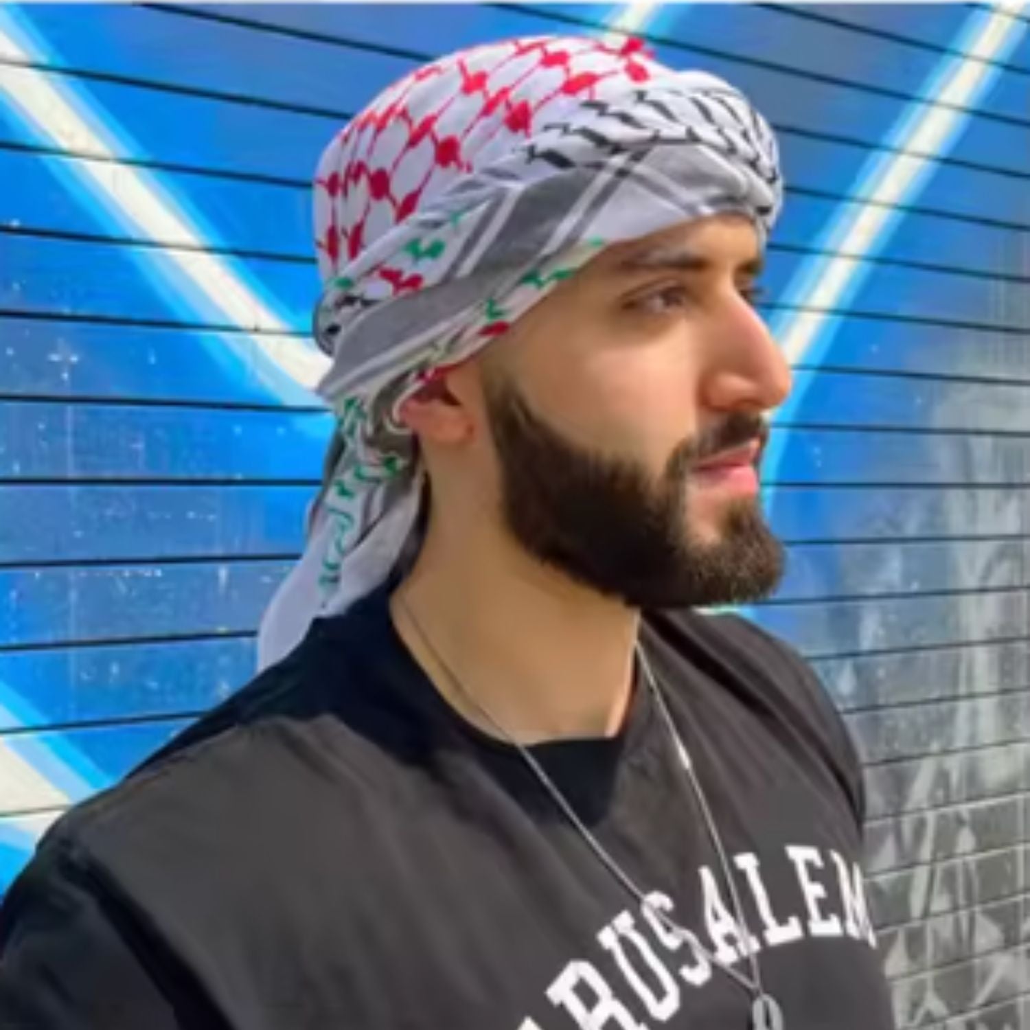Le keffieh palestinien est magnifique, peut importe comment il est porté